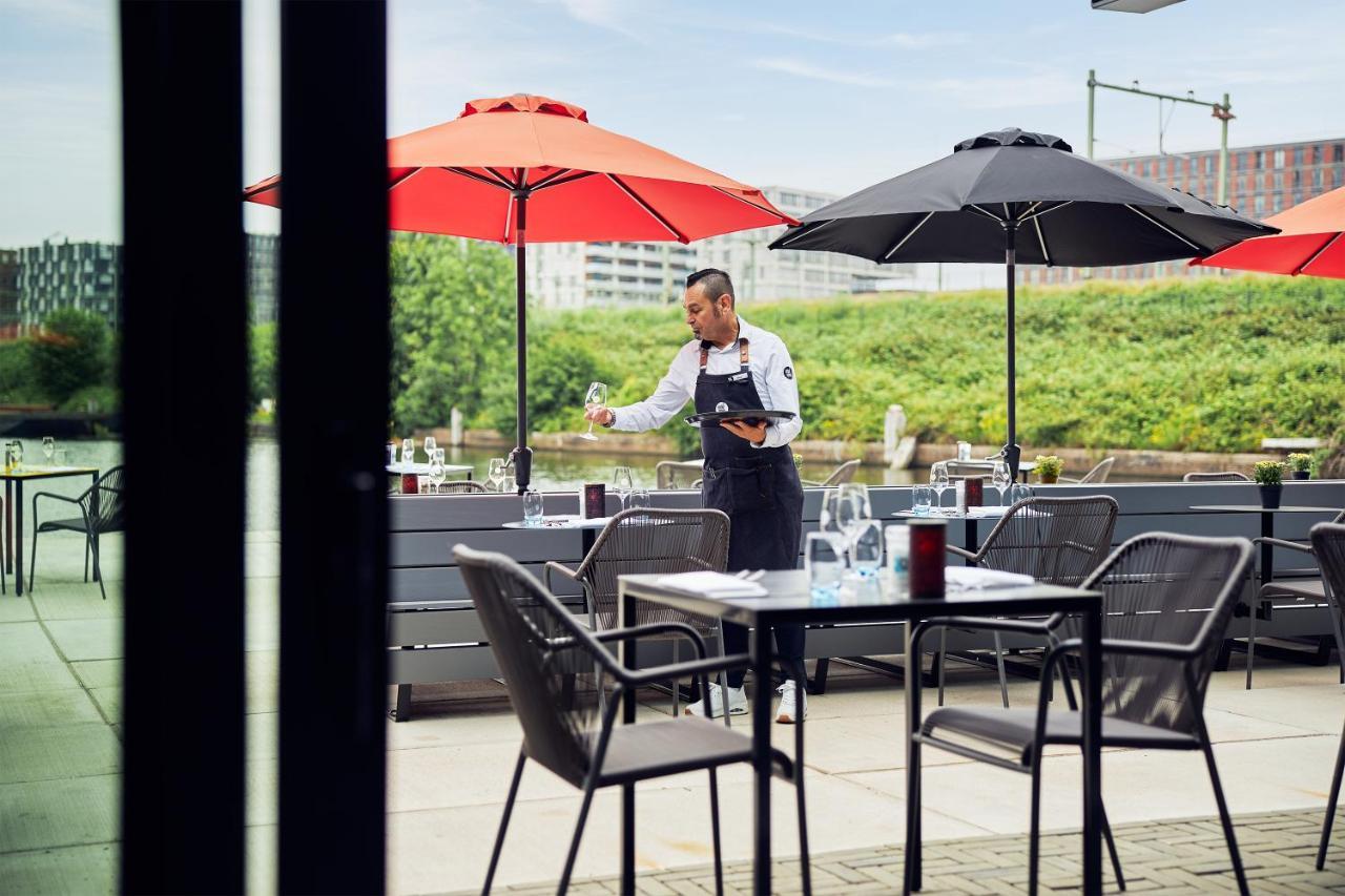 Inntel Hotels Amsterdam Landmark 외부 사진 A waiter serving wine at a restaurant