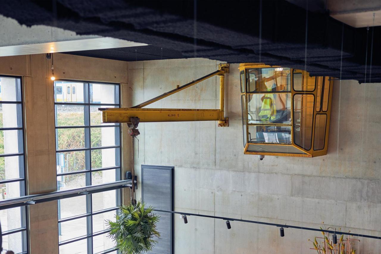Inntel Hotels Amsterdam Landmark 외부 사진 The elevator is operated by a manual winch.